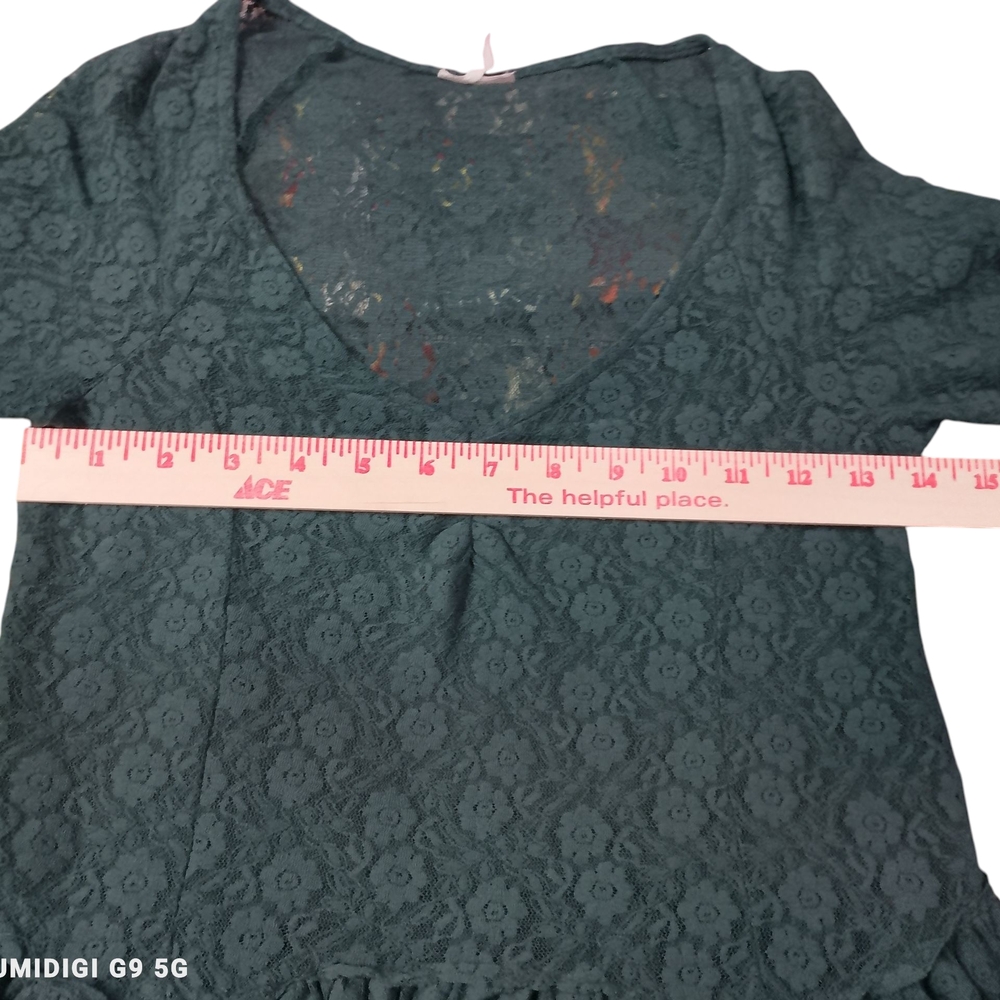 Chic Long Sleeve Lace Dress in Forest Green - Picture 2 of 7